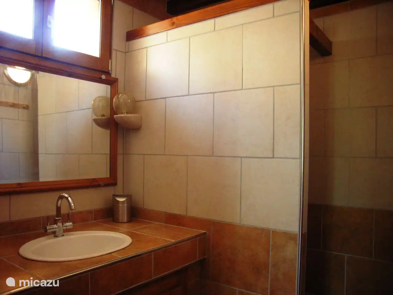 Badezimmer mit ebenerdiger Dusche