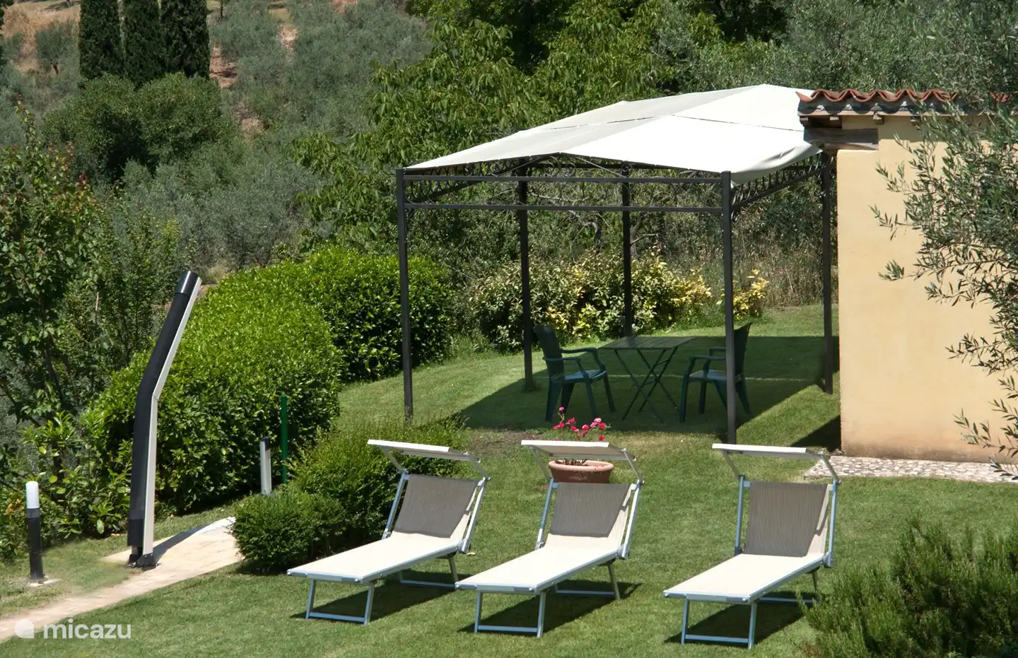 Jardín con tumbonas y mirador