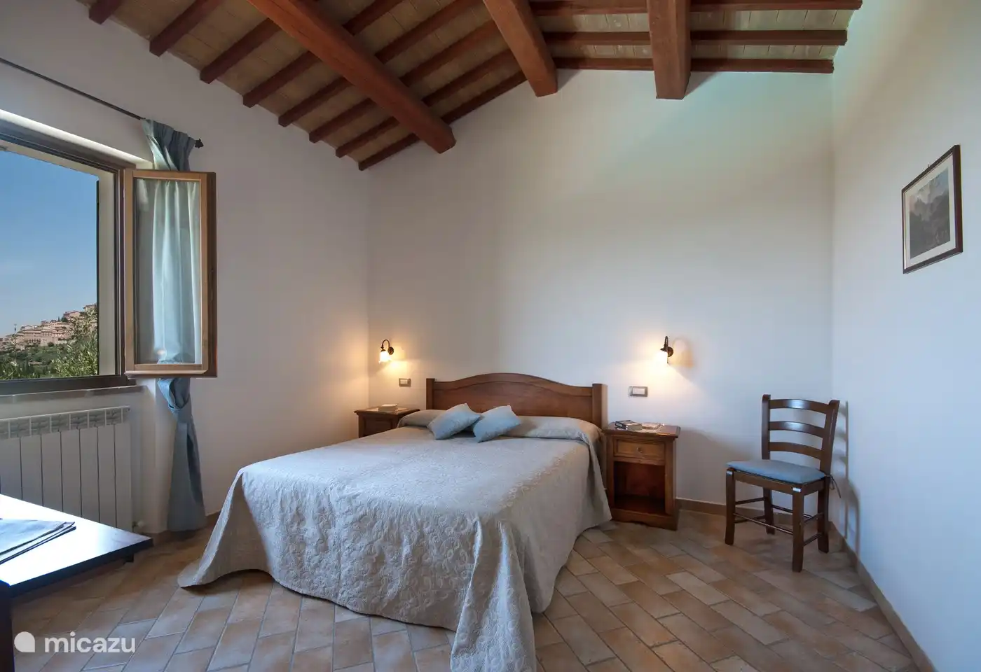 Dormitorio con cama doble