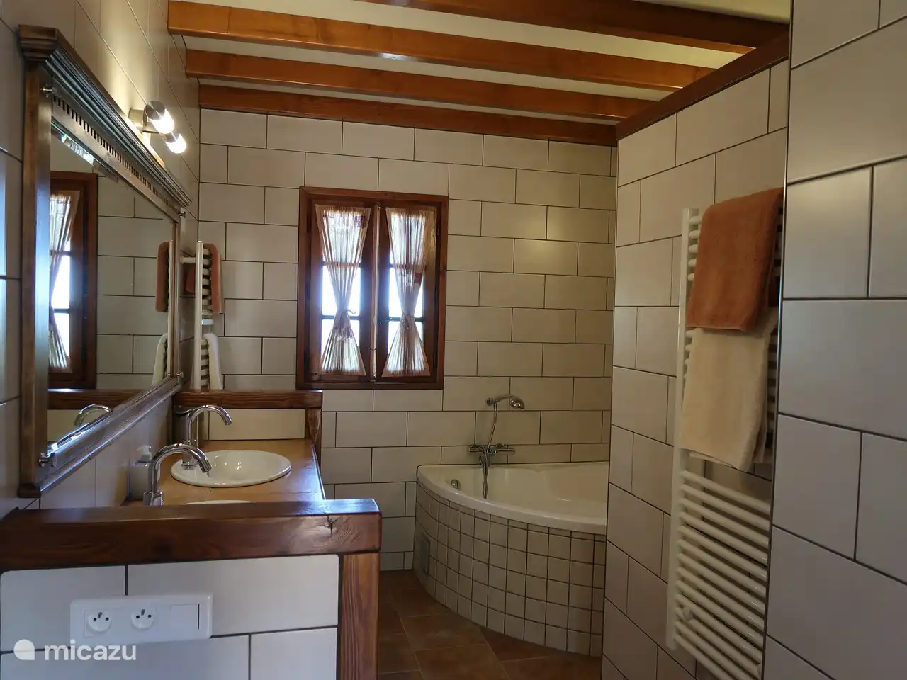 Luxuriöses Badezimmer mit Badewanne und ebenerdiger Dusche