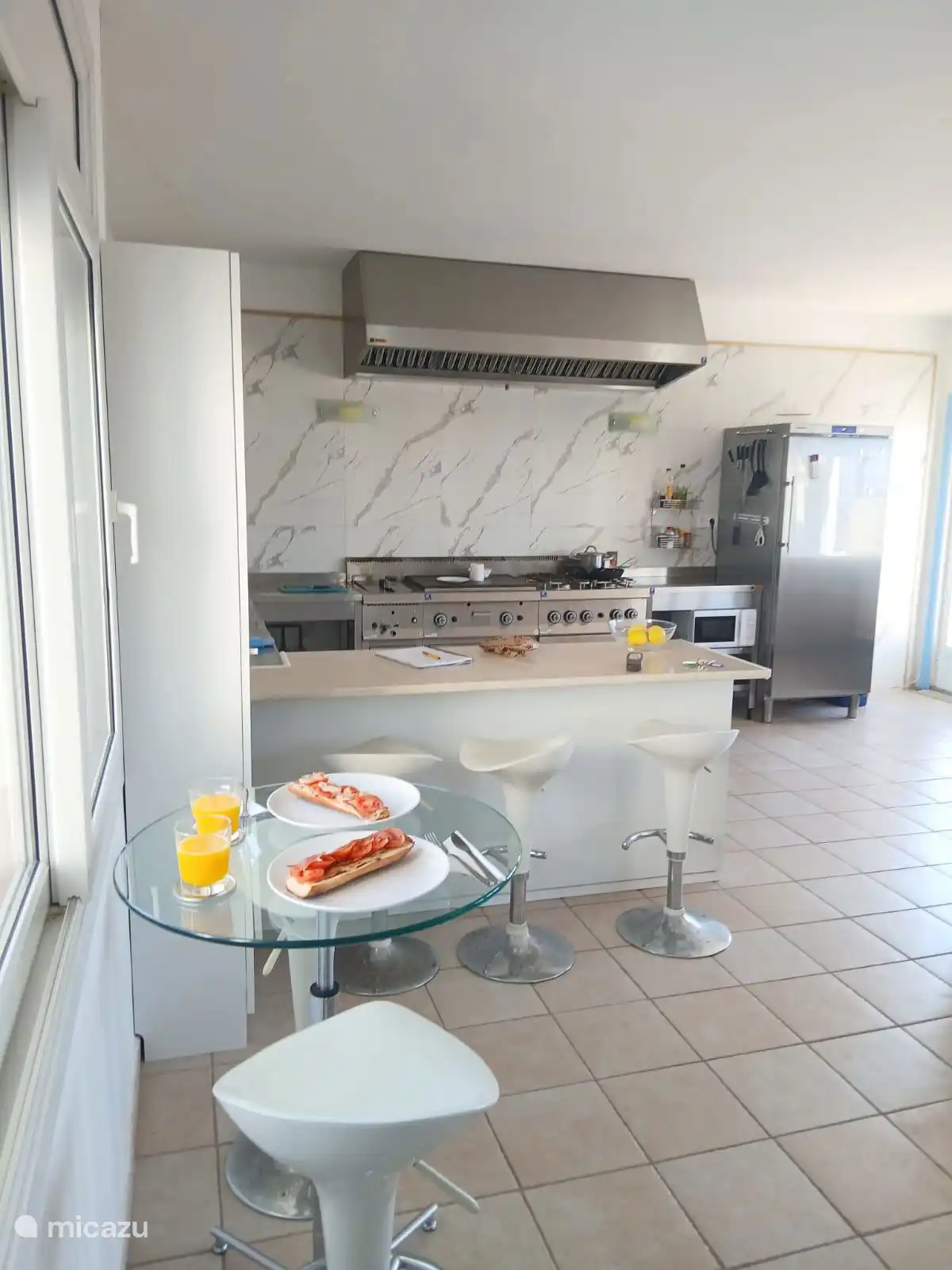 Küche und Frühstück mit Blick auf den Pool.