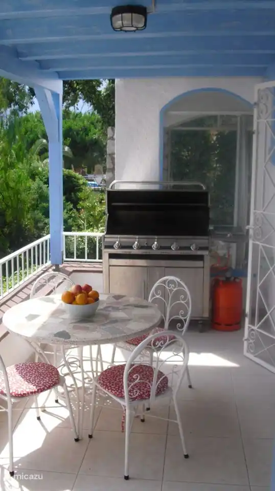 Der Balkon mit Grill.