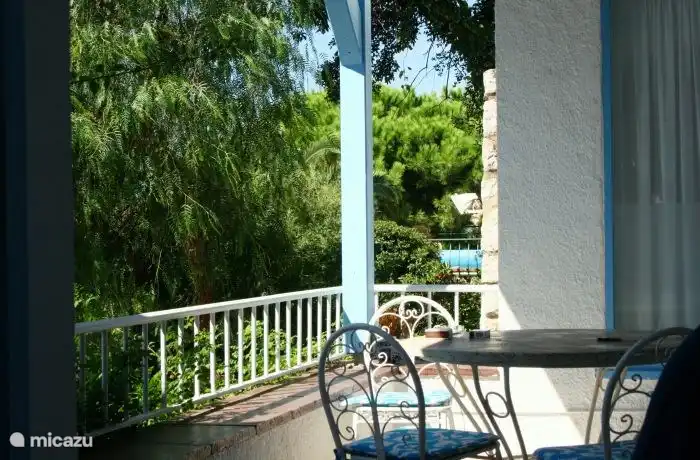 der Balkon des Hauptschlafzimmers.