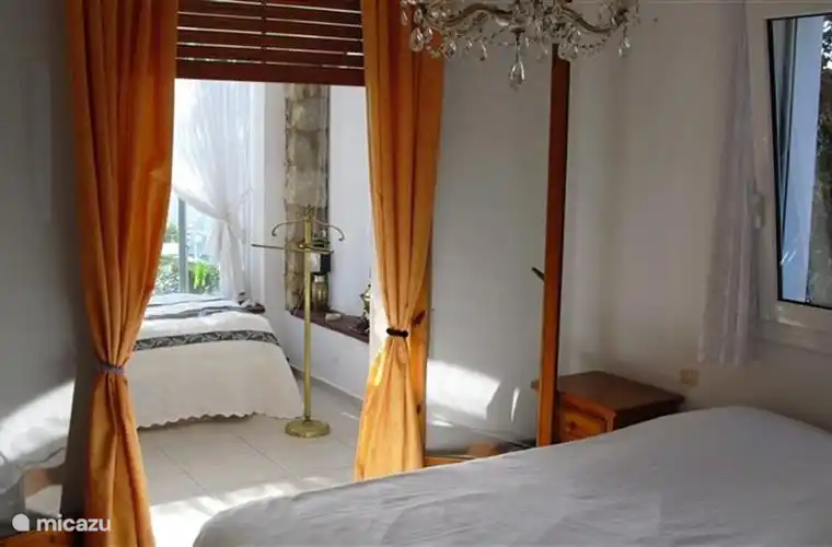 Ein Schlafzimmer in der Villa.