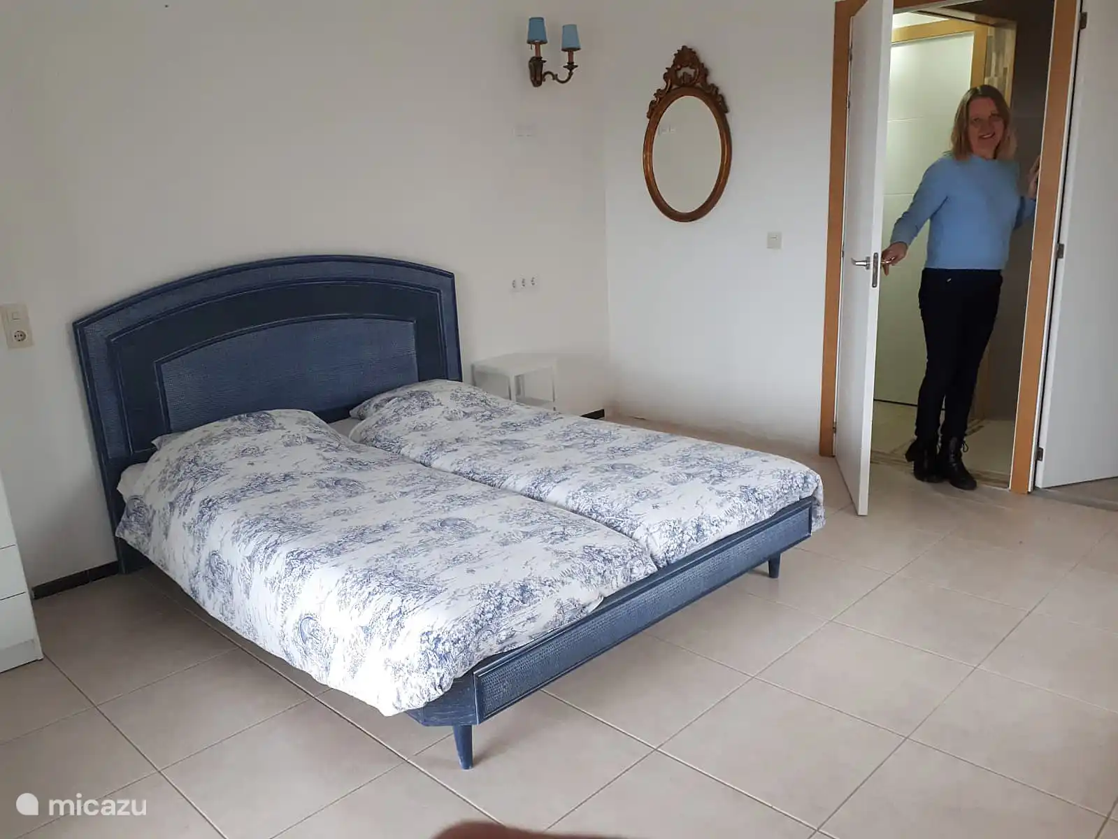 Ein Schlafzimmer in der Villa, mit eigenem Balkon und Badezimmer.