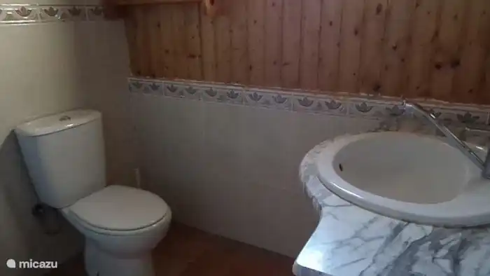 Das Chalet verfügt über ein Badezimmer mit Dusche.