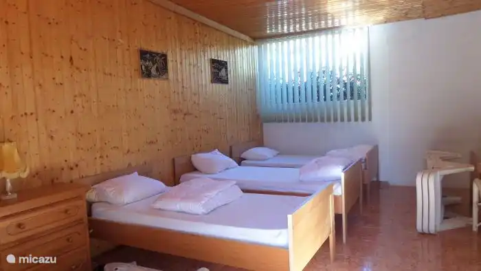 Das Chalet verfügt über ein großes Schlafzimmer.