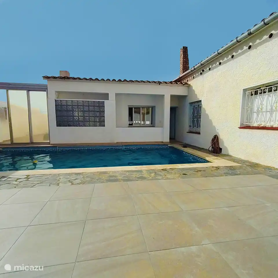 Terrasse und Schwimmbad nach Renovierung im Jahr 2023.