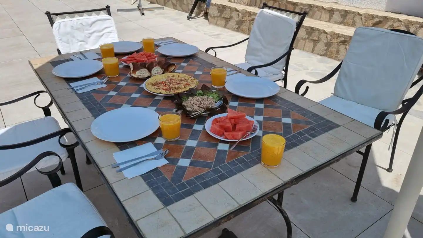 Frühstück unter der Sonne. Foto aufgenommen nach der Renovierung im Jahr 2023.