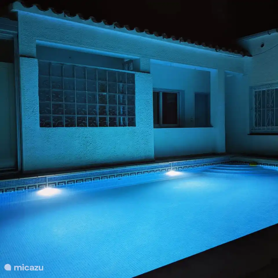 Foto vom Pool am Abend.