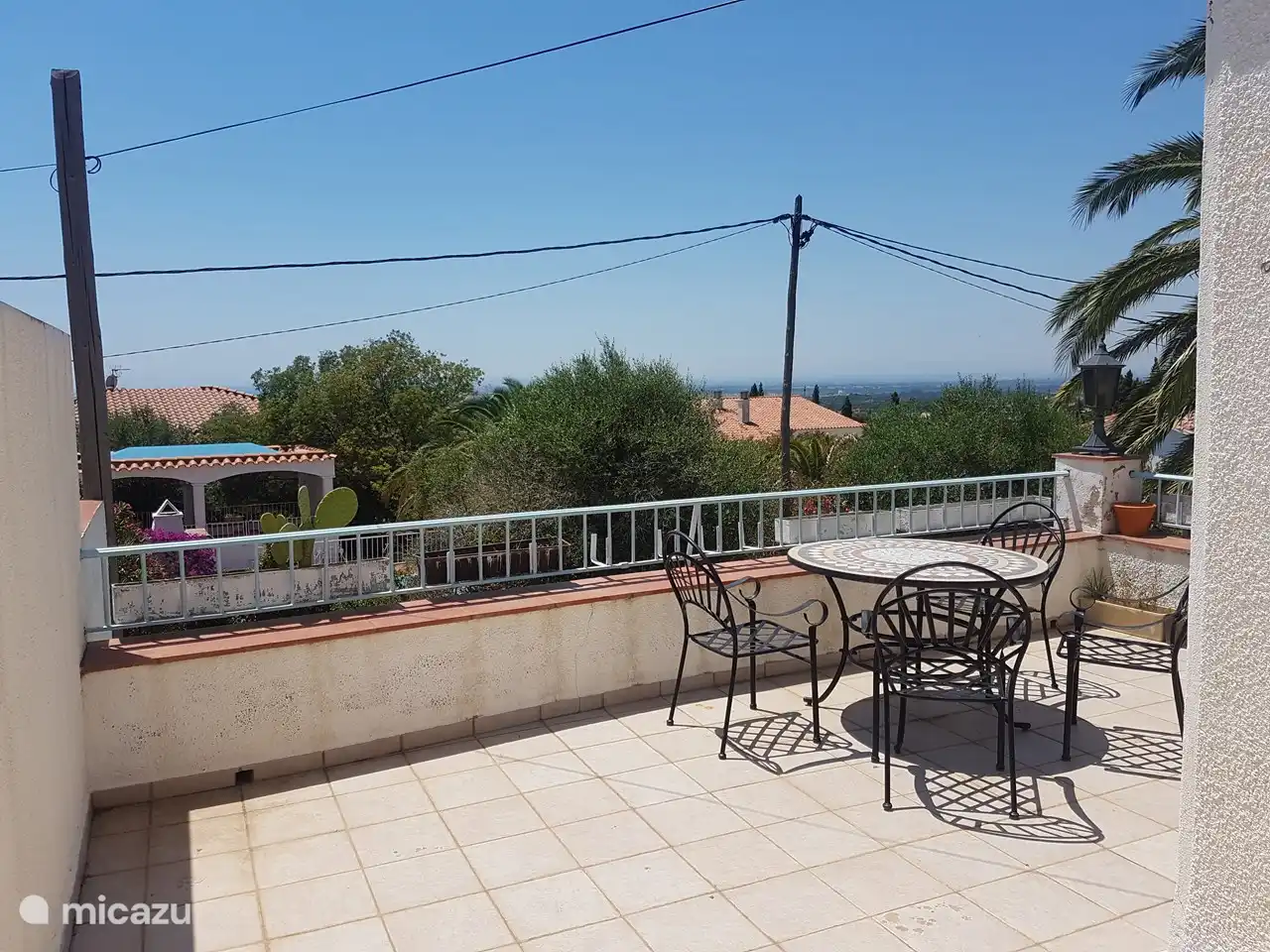 Die Terrasse vor der Villa.