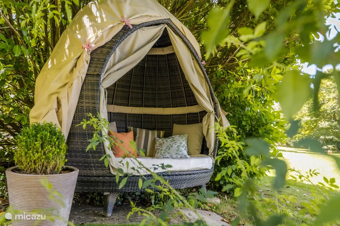 Verschiedene schöne Sitzecken im Garten