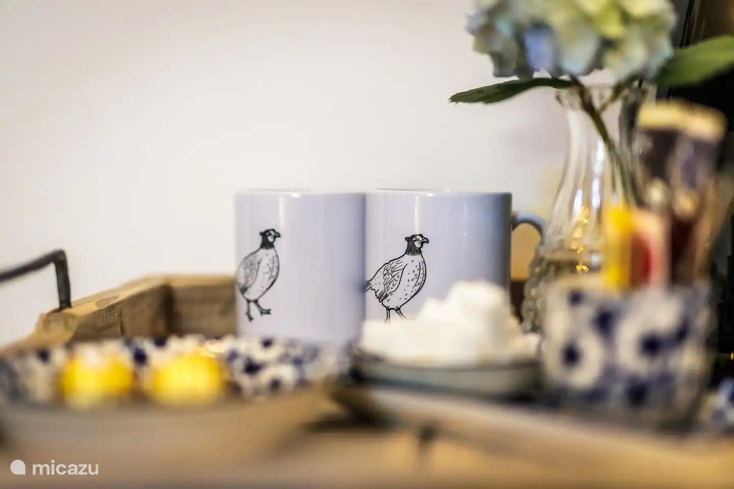 Kühlschrank und Wasserkocher mit Tee- und Kaffeezubereitungsmöglichkeiten