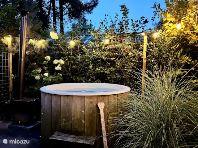 chalet en Países Bajos, Güeldres, Arnhem – Casa de vacaciones Maridu Wellness La bañera de hidromasaje por la noche.