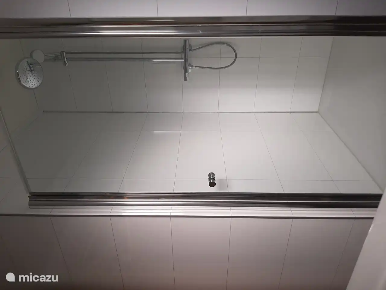 Die Dusche im Badezimmer