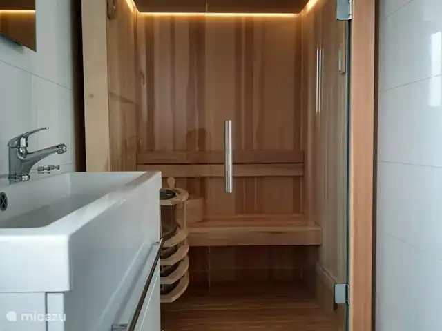 chalet en Países Bajos, Güeldres, Arnhem – Casa de vacaciones Maridu Wellness La sauna finlandesa en el baño.