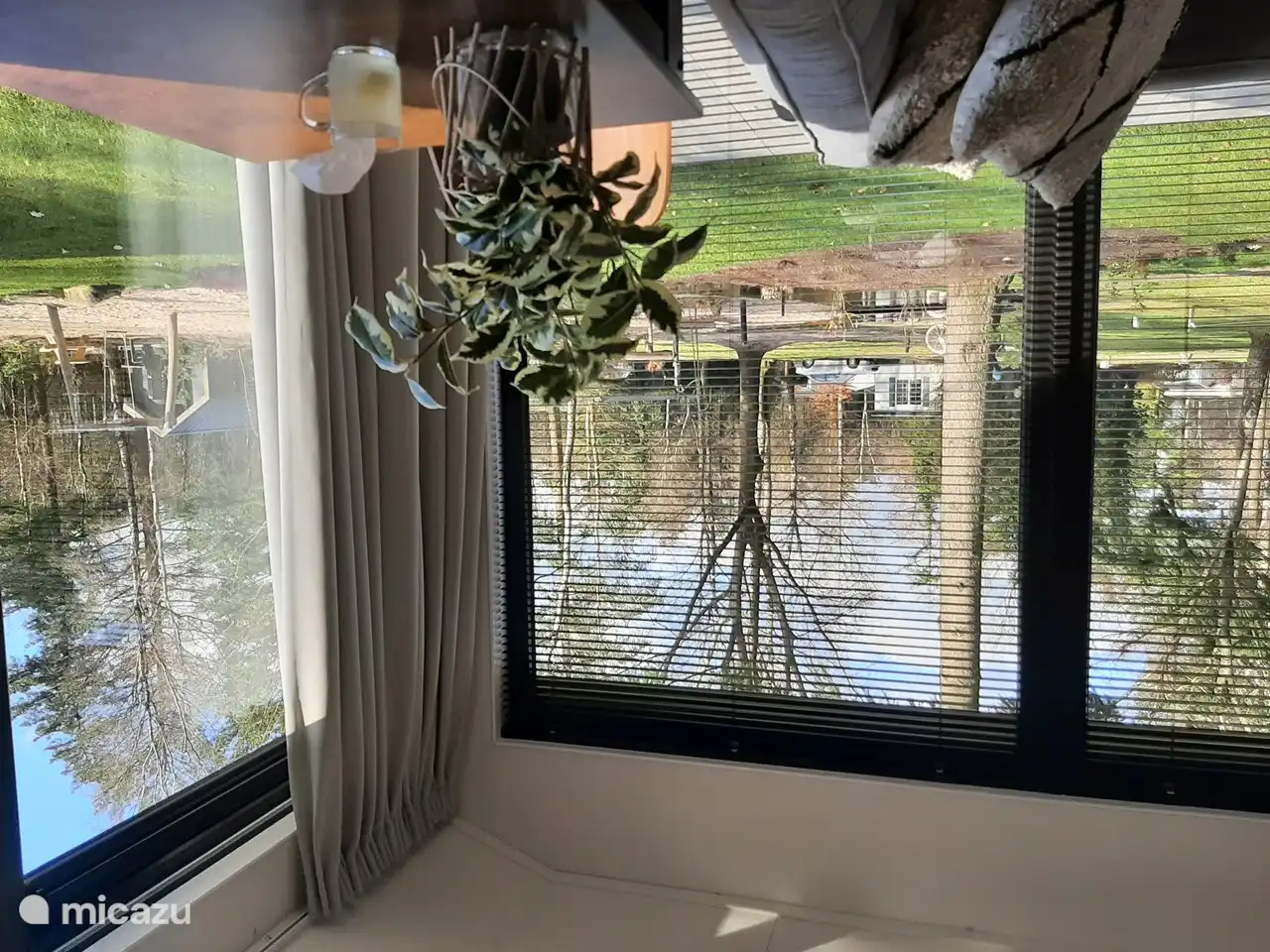 der Blick aus dem Haus mit Fensterverdunkelung