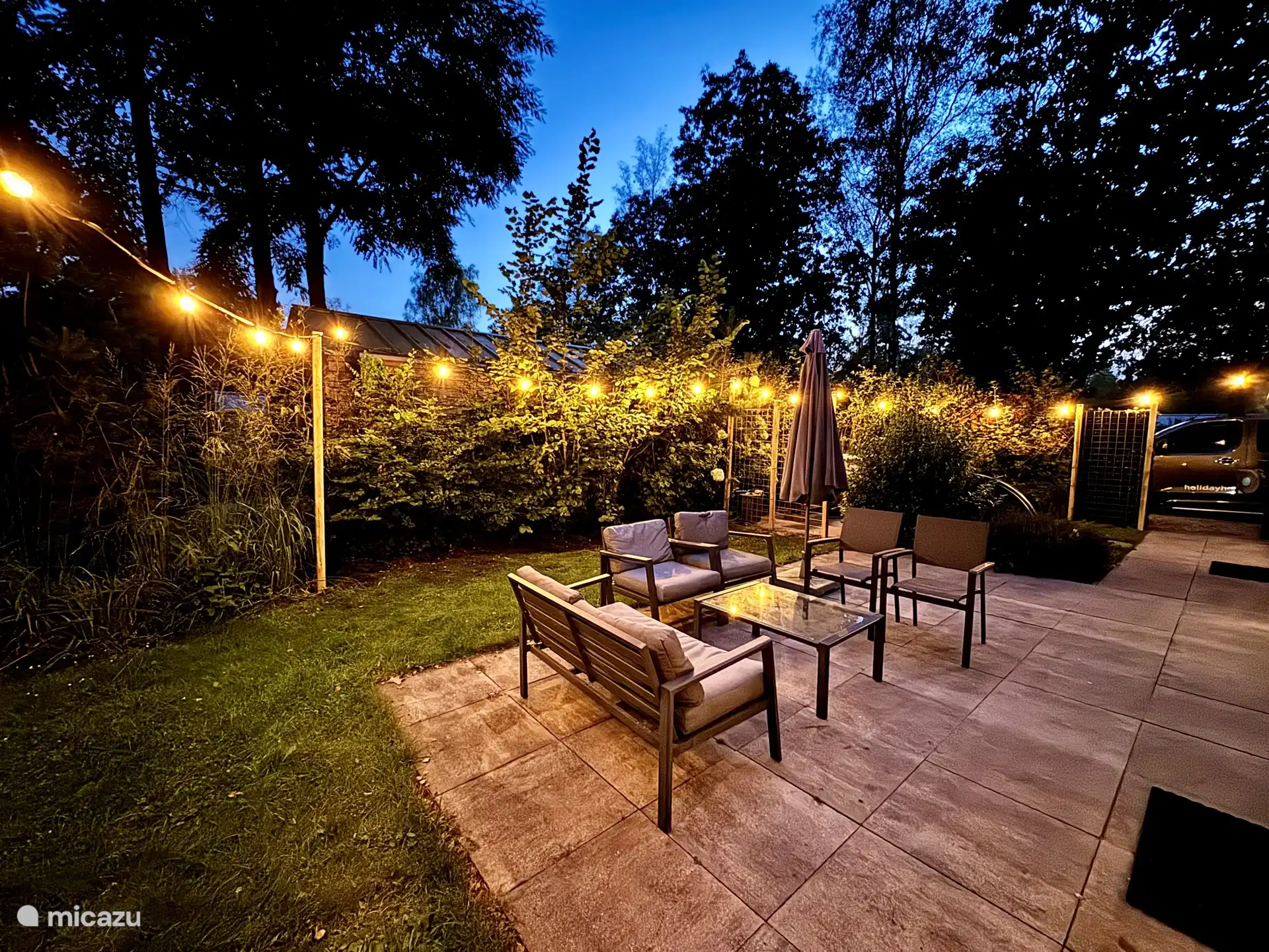 Die Terrasse am Abend mit einer schönen Sitzecke