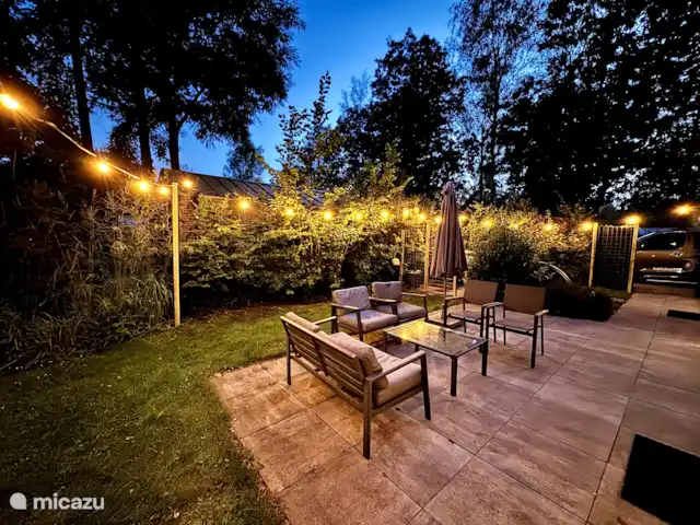 chalet en Países Bajos, Güeldres, Arnhem – Casa de vacaciones Maridu Wellness La terraza por la noche con una hermosa sala de estar