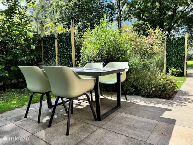 chalet en Países Bajos, Güeldres, Arnhem – Casa de vacaciones Maridu Wellness La mesa de comedor con espacio para 4 personas
