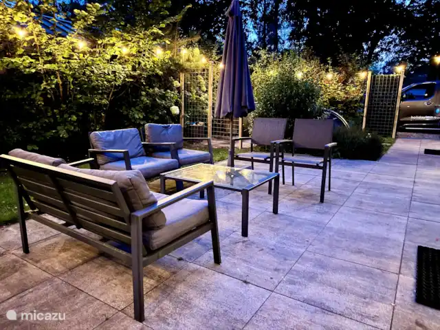 chalet en Países Bajos, Güeldres, Arnhem – Casa de vacaciones Maridu Wellness La terraza por la noche