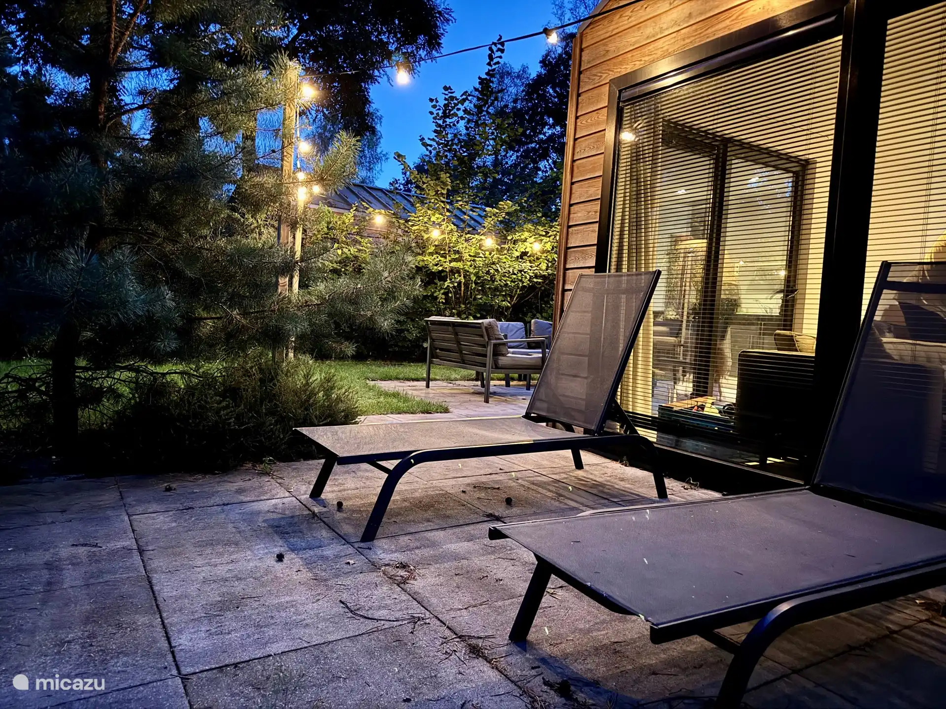 Die Sonnenliegen am Abend auf der vorderen Terrasse