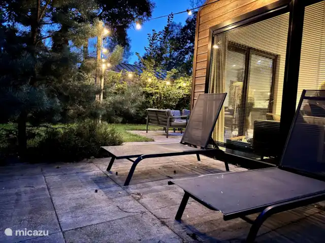 chalet en Países Bajos, Güeldres, Arnhem – Casa de vacaciones Maridu Wellness Las tumbonas por la noche en la terraza delantera