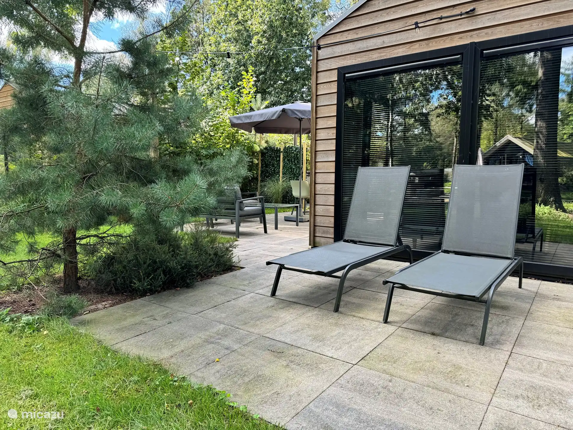 Die Liegestühle, auf denen Sie sich mit natürlichem Blick hinlegen können.