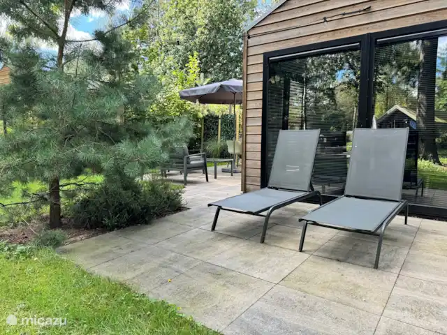 chalet en Países Bajos, Güeldres, Arnhem – Casa de vacaciones Maridu Wellness Las tumbonas donde puedes tumbarte con una vista natural.