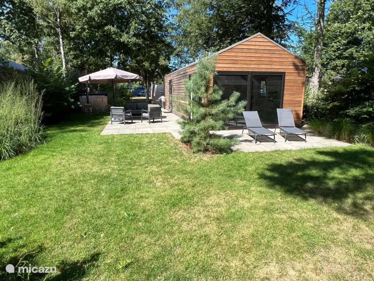 Das Haus vorab gesehen mit Sonnenliegen, Lounge-Sofa und Whirlpool auf der Terrasse
