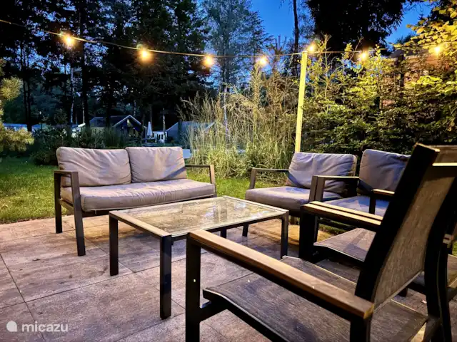 chalet en Países Bajos, Güeldres, Arnhem – Casa de vacaciones Maridu Wellness Disfrute de las estrellas por la noche en la acogedora terraza iluminada.