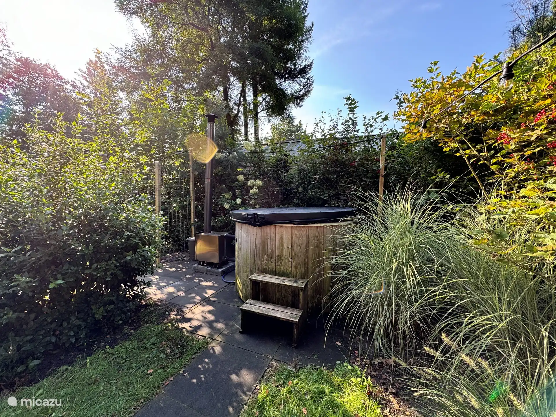 Der Whirlpool in einer natürlichen Ecke, in der Sie wunderbare Privatsphäre haben.