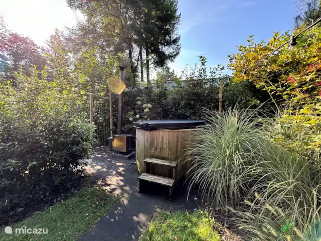 chalet en Países Bajos, Güeldres, Arnhem – Casa de vacaciones Maridu Wellness La bañera de hidromasaje en un rincón natural donde tiene una maravillosa privacidad.