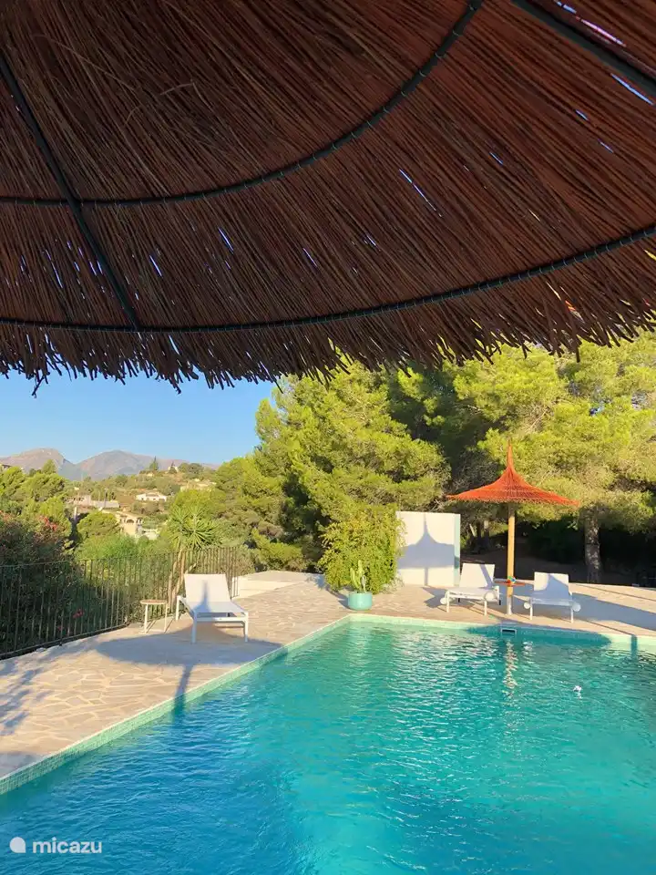 Mucha sombra junto a la piscina 