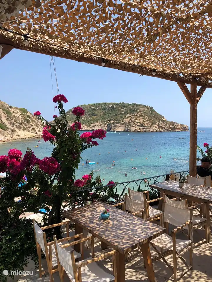 Varias bahías bonitas con o sin playa de arena