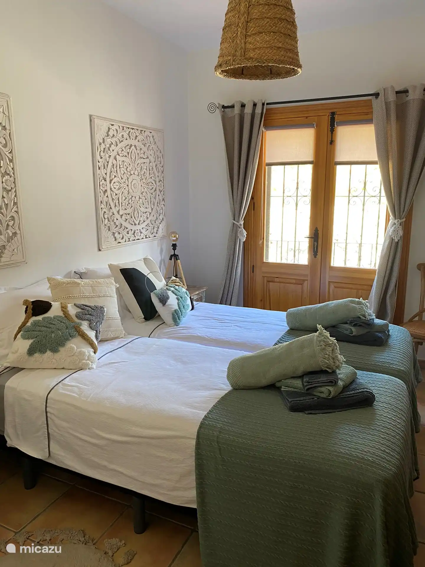 Dormitorio doble en el primer piso en la parte trasera con su propia entrada y puertas que dan al patio.