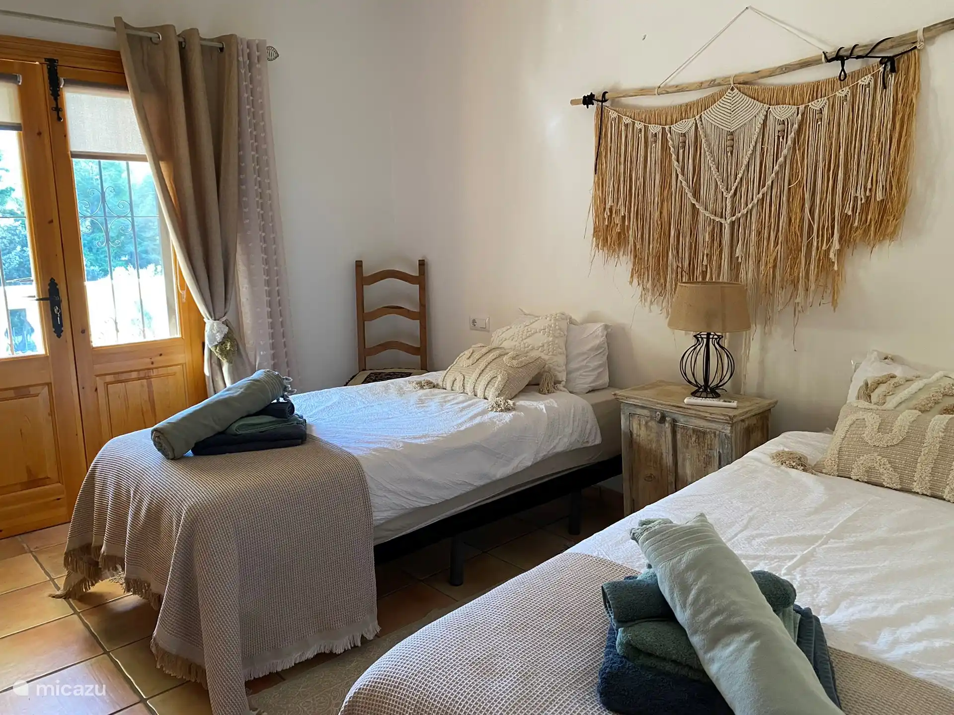 Habitación doble en el primer piso al frente con entrada privada y puertas que dan al jardín.