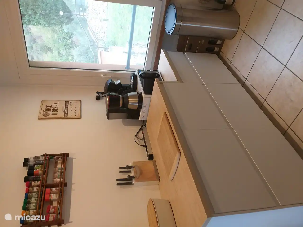 Cocina con encimera y cafeteras (senseo, cafetera, dolce gusto)