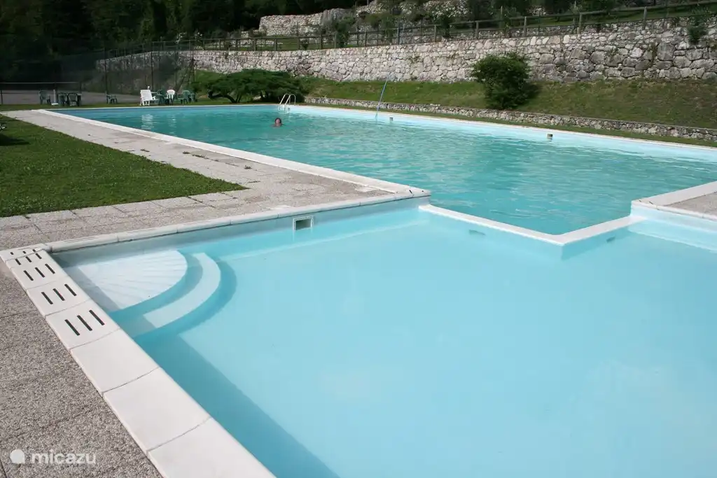 Piscina con piscina para niños. Abierto del 15 de junio al 30 de septiembre