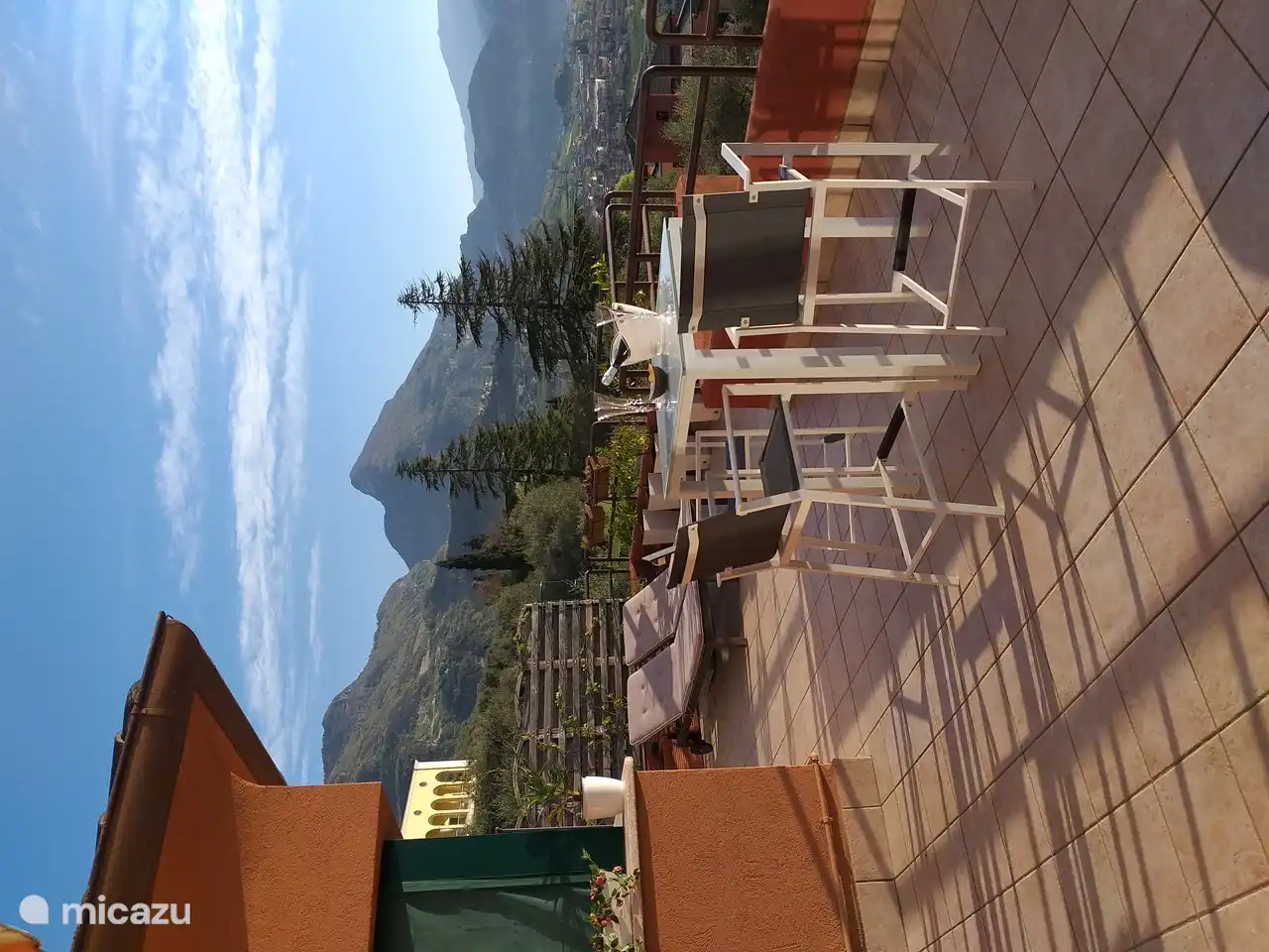 Mesa de bar y sillas de bar con vistas al valle de Riva y Arco