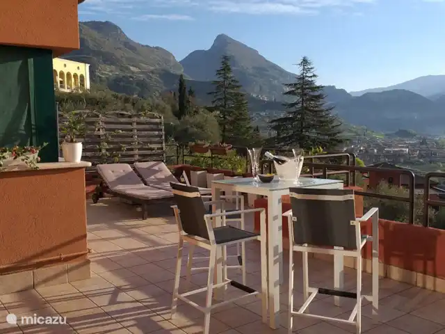Location de Vacances Italie, Lac de Garde, Riva del Garda, appartement - Penthouse all'alba Table de bar et chaises de bar avec vue sur la vallée de Riva et Arco