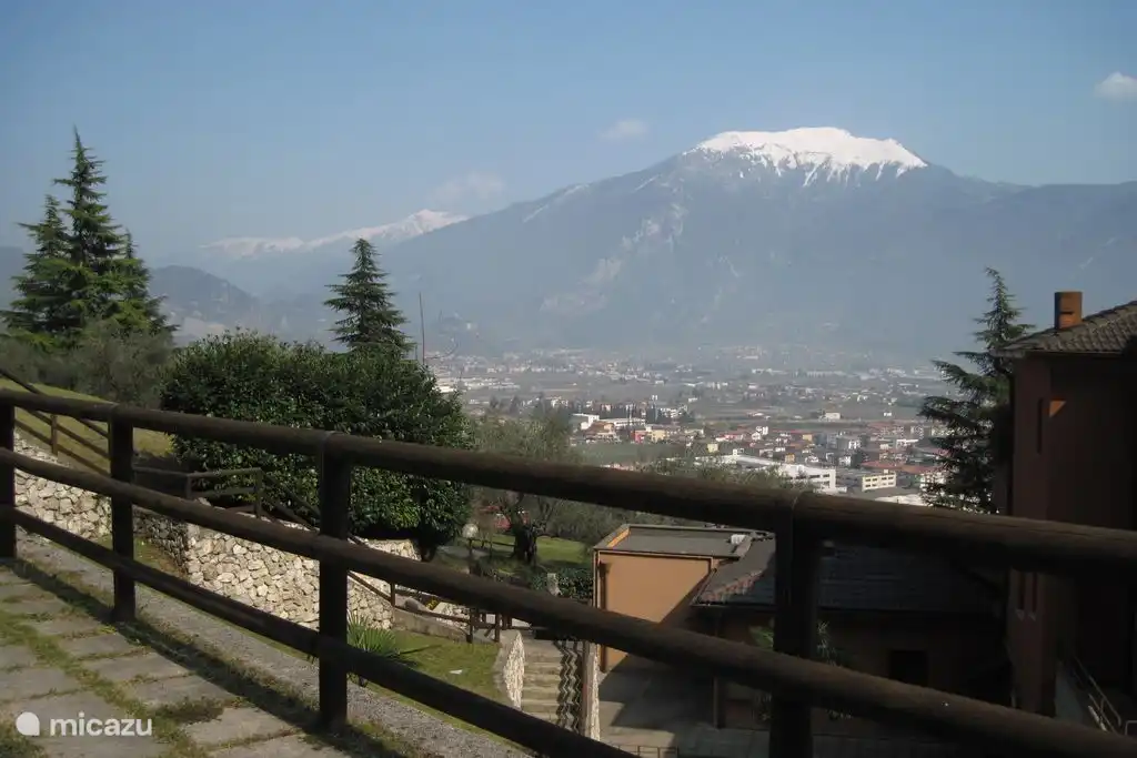 Vista desde la cancha de tenis / piscina sobre el pueblo de Arco y Monte Stivo.