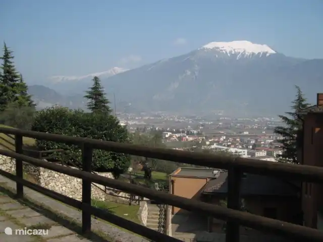 Location de Vacances Italie, Lac de Garde, Riva del Garda, appartement - Penthouse all'alba Vue du court de tennis / piscine sur le village d'Arco et Monte Stivo.