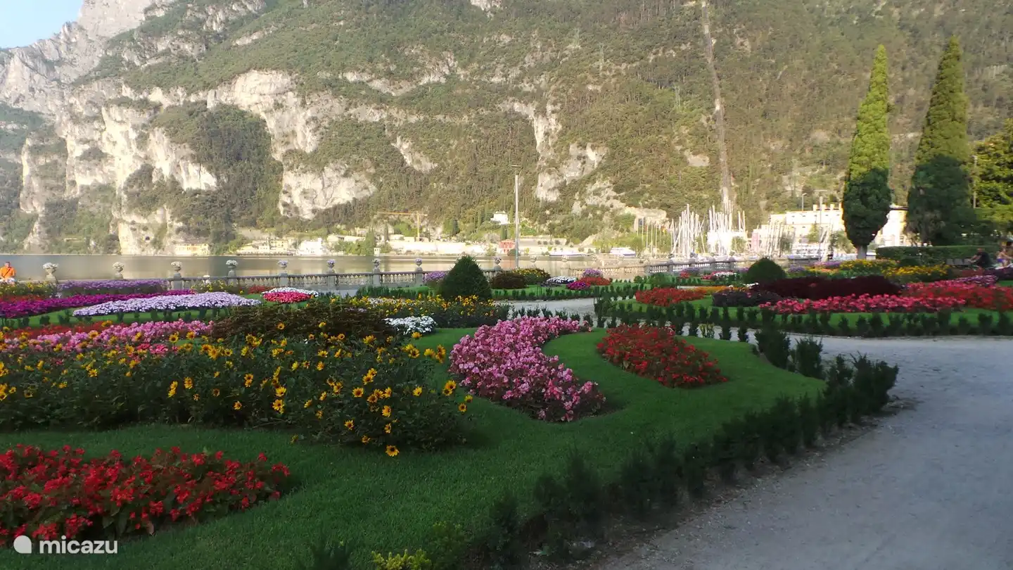 Esplendor floral con vistas al puerto de Riva Del garda