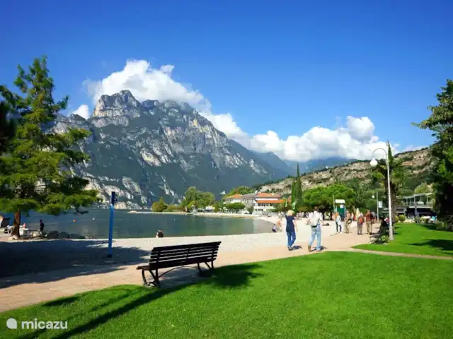 Location de Vacances Italie, Lac de Garde, Riva del Garda, appartement - Penthouse all'alba Promenez-vous le long de la promenade de Riva Del Garda