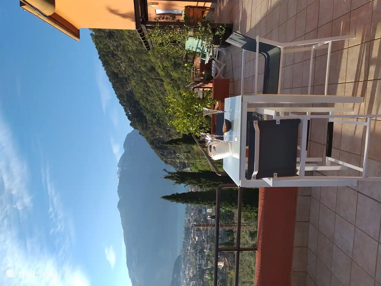 Mesa y sillas de bar, ideales para el desayuno o el aperitivo por la noche.