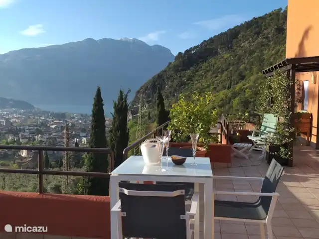 Location de Vacances Italie, Lac de Garde, Riva del Garda, appartement - Penthouse all'alba Table de bar et chaises de bar, idéales pour le petit déjeuner ou l'apéritif le soir