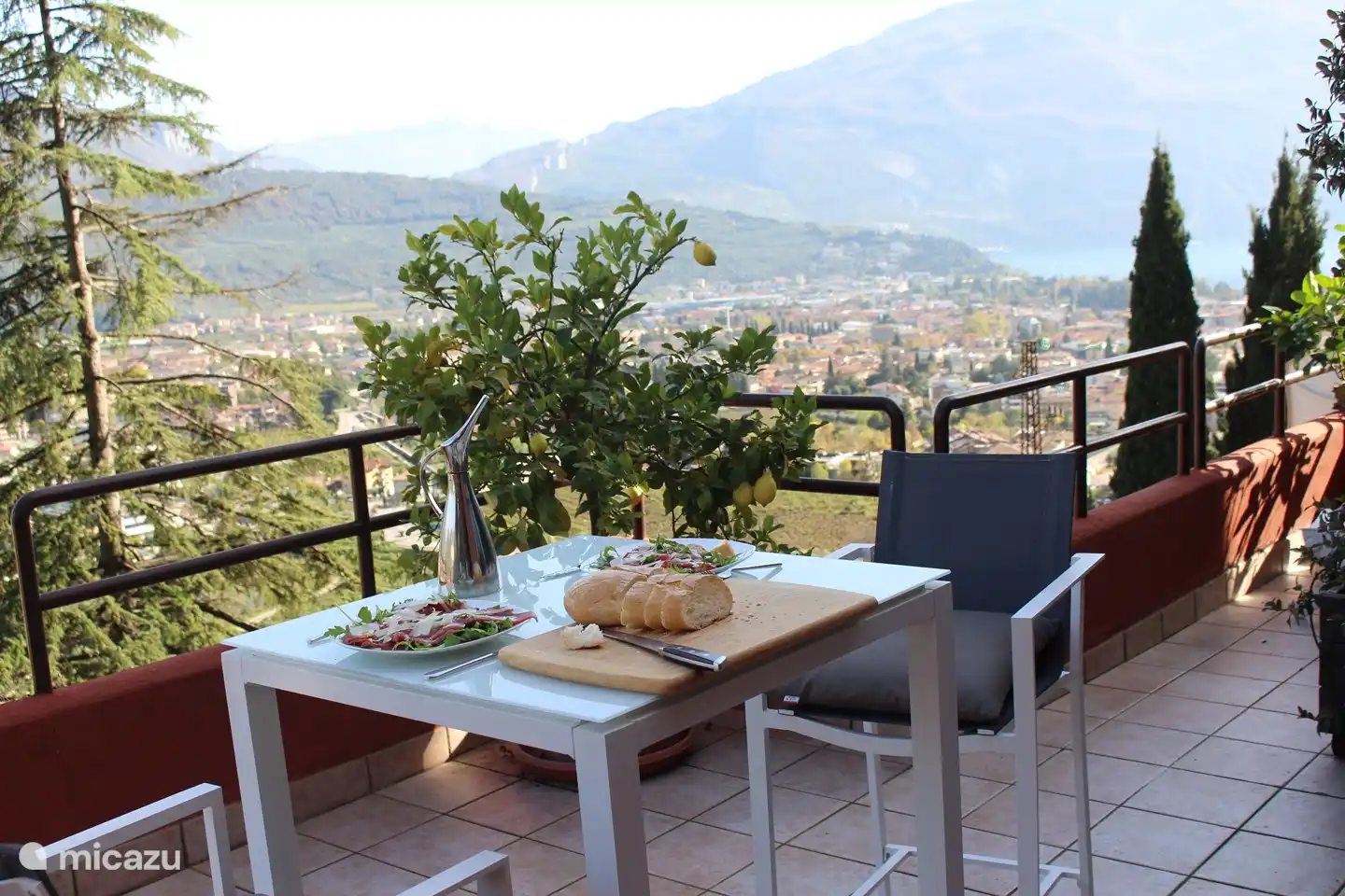 Aceite de oliva de los locales con carne salada.