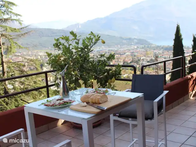 Location de Vacances Italie, Lac de Garde, Riva del Garda, appartement - Penthouse all'alba Huile d'olive des locaux avec carne salada.