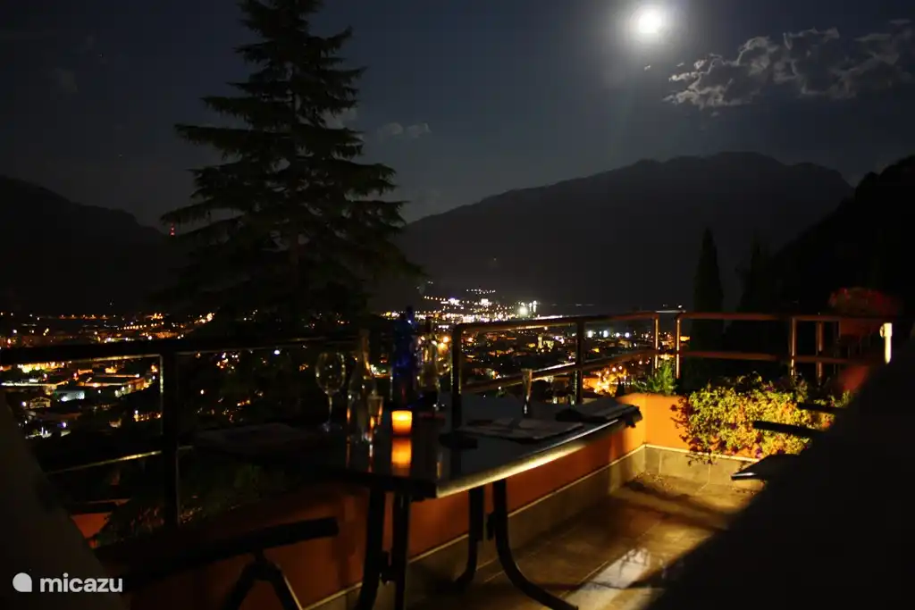 Riva de noche, hermosa vista después del atardecer